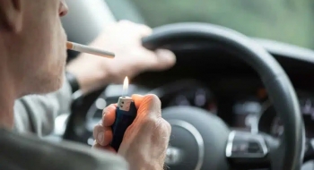 Fumar ao volante é infração de trânsito, gera multa e pontos na CNH